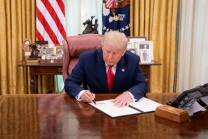 АҚШ долларында Дональд Трамптың қолтаңбасы пайда болады