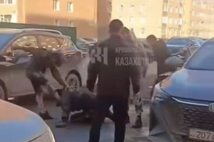 Қостанайда бір топ мас адам полицейді ұрып тастады