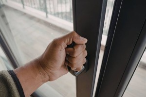 Алтыншы қабаттан құлап кеткен 5 жасар бала көз жұмды