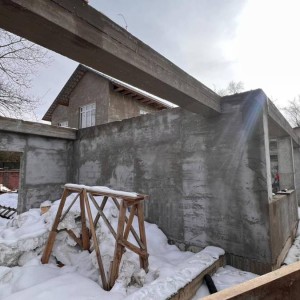 Алматыда заңсыз салынған нысан сүрілді