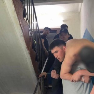 Өскеменде арнайы қызмет сарбаздары ер адамды көпқабатты үйдің төбесінен көтеріп түсірді