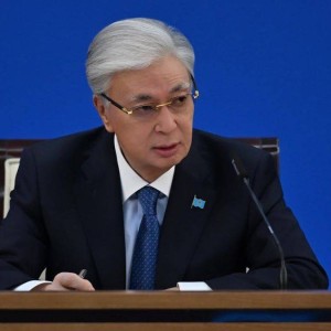 Тоқаев Маңғыстауда қаза тапқан әскери қызметшілердің отбасыларына көңіл айтты