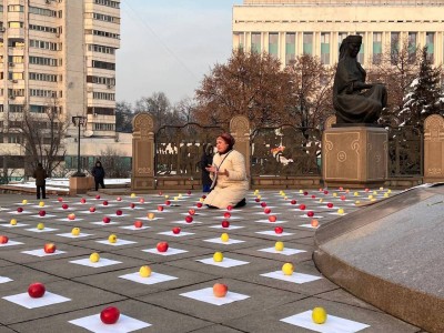 «Қаңтар қасіреті»: Алматыда еске алу митингісіне жиналғандарды прокурорлар қалай таратты.