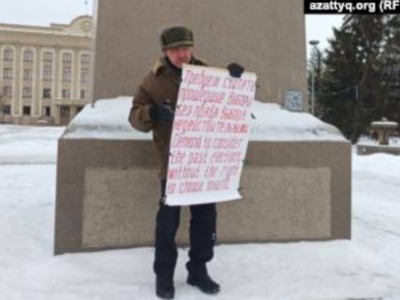 «Бізде тек бір партия»: Орал тұрғыны жалғыз адамдық пикетке шықты.