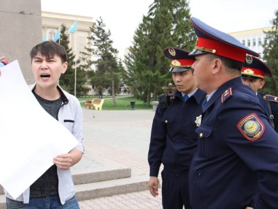 Оралда бос плакат ұстаған жігітті полиция ұстап әкетіп, плакатқа бірдеңе жазуын сұраған (видео).