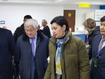 Үкімет мүшелері Батыс Қазақстанда көпбалалы отбасыларды аралайды.