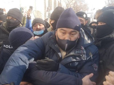 Боксшының митингке келгенінен кеткені тез болды.