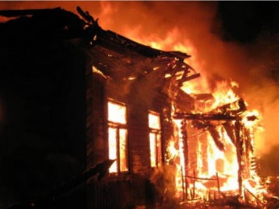 «Үш жасар бала бар»: Солтүстік Қазақстанда өртенген үйден төрт адамның денесі табылды.