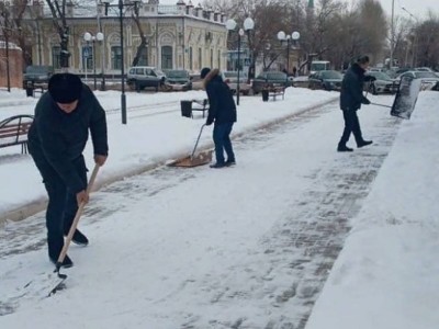 Павлодарда мәдениет қызметкерлері көшеде қар күреп жүр.