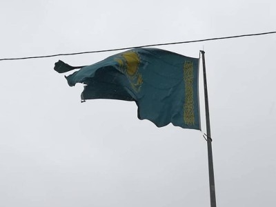 Павлодарда жыртылған ту желбіреп тұр.