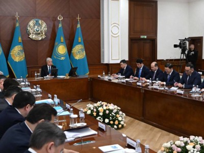 Қазақстан Президенті Тоқаевтың кеңейтілген Үкімет отырысы: нақты шешімдер мен жаңа бағыттар .