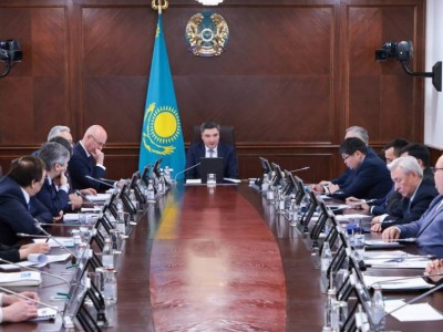 Олжас Бектенов сарапшылармен экономиканы одан әрі дамыту мәселелерін талқылады.