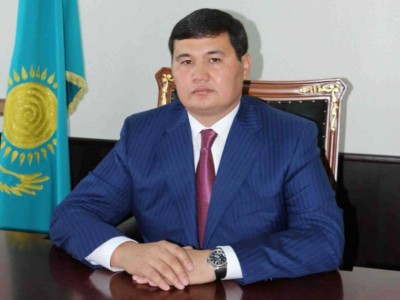 9 миллион теңгенің сағаттын таққан Нәлібаев журналистерден тұра қашты.
