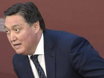Айтары жоқ Асқар Мәмин журналистерден қашты.