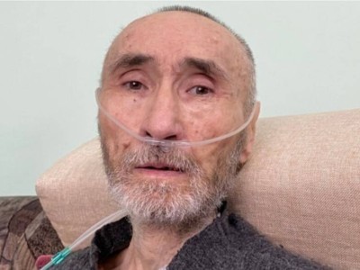 Арон Атабек көз жұмды.
