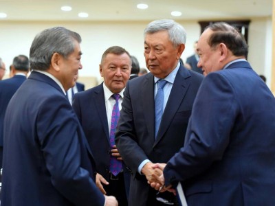 Сенат кеңесінің құрамы кілең зейнеткерлер.