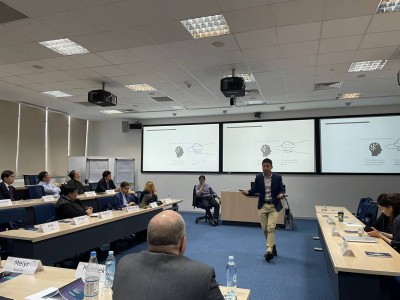 Жоғарғы лауазымды жетекшілер перспективалы ойлау мен жоспарлау бойынша білімдерін жетілдіруде.