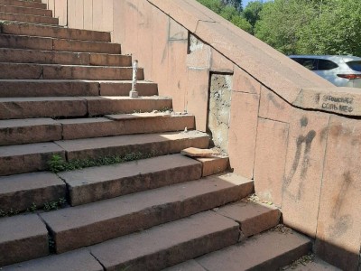 Сейфуллин көпіріндегі гранит плиталар тазарту үшін алынады, бүтін тастар орнына қойылады.