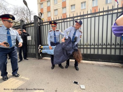 Ресей елшілігінің алдында Украинаға қатысты акция өткізгендерді полиция ұстады.
