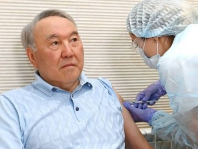 Назарбаев «Спутник V» вакцинасын алды.