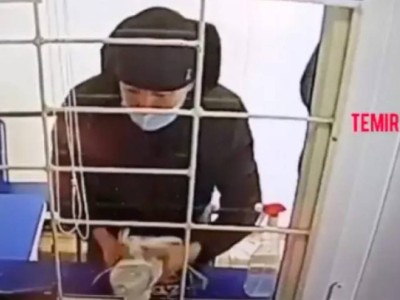 Қарағандыда кассирге бензин шашып, ақша талап етті.