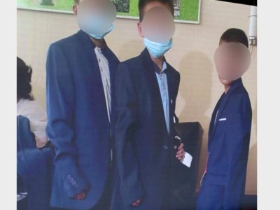 Түркістандық шенеуніктер мұқтаж балаларға ересектердің киімін үлестірген.