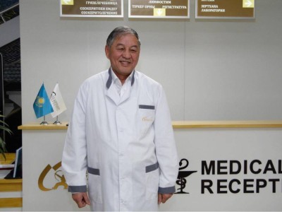 Дәрігерлерді көшеге тізіп қойған бас дәрігер мәлімдеме жасады.