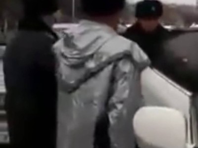 Мектеп әжетханасын күзетпегені үшін мұғалімді полиция ұстады (видео).