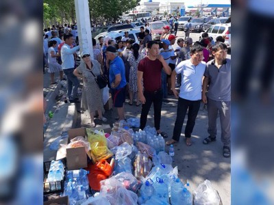 Арыстан қашқан тұрғындарға қарапайым адамдар аянбай көмектесіп жатыр.
