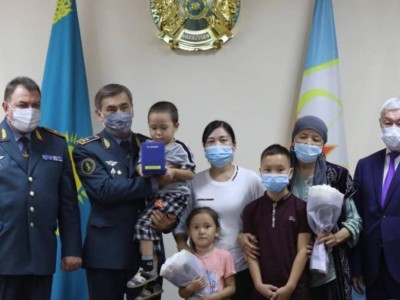 Ермекбаев жарылыстан қаза болғандардың туыстарына наградалар табыстады.