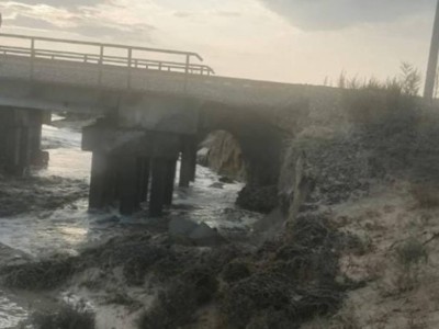 Жамбылда жаңбыр суы көпірді шайып кетті.