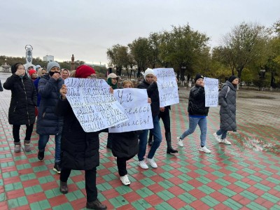 Атырауда әлеуметтік талап қойған әйелдер әкімдікке барды.