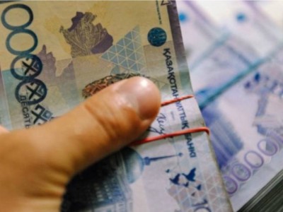 Атырауда ұлына бюджет қаражатынан екі миллион теңге жалақы төлеген депутат істі болды.