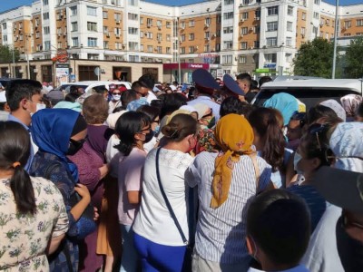 Атыраудағы тегін дәріге талас: Еріктілерге айыппұл салынуы мүмкін (видео).