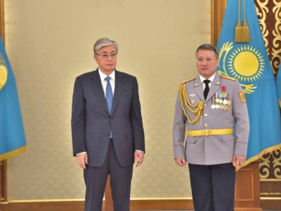 Казиноға барып аты шыққан Атырау облысы полиция департаментінің бастығына кәсіпкер ат мінгізді (видео).