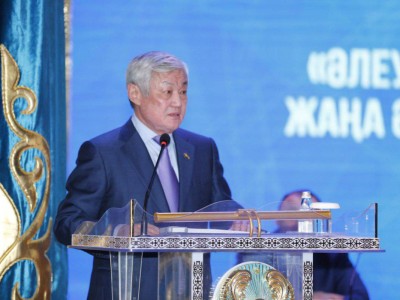 Үкімет адамдары президенттің тапсырмасын атыраулықтарға түсіндіріп жүр.