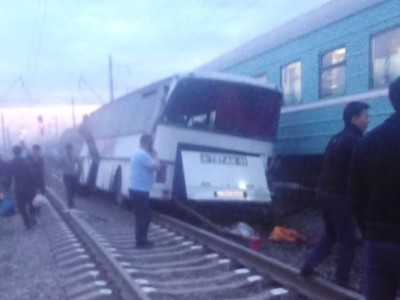 Шамалғанда пойыз бен автобус соғысып, екі адам қаза болды (видео).