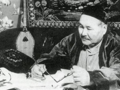 «Сәбит Мұқанов КГБ қызметкері болған, жерлестерін өз қолымен атқан».
