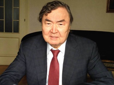 Олжас Сүлейменов мұражай директоры болды.