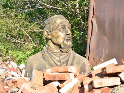Абайдың басы қоқыстың ішінде жатыр.