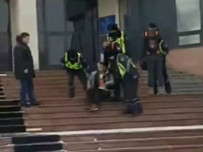 Өскемен әкімдігінен аялдама сұрап келген мүгедек жігітті жеті полицей далаға шығарып жіберді.