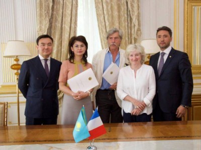 Қазақ әдебиетінің антологиясы үш тілде жарық көрмек.