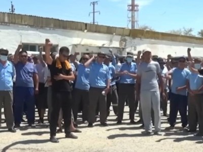 Жаңаөзендік жұмысшылар еңбек дауымен наразылыққа шықты.