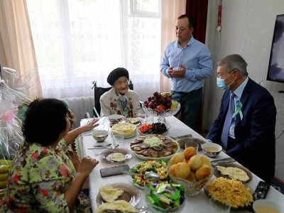 Даниал Ахметов тізімнен шығарылған тыл ардагерінің алдына барды.