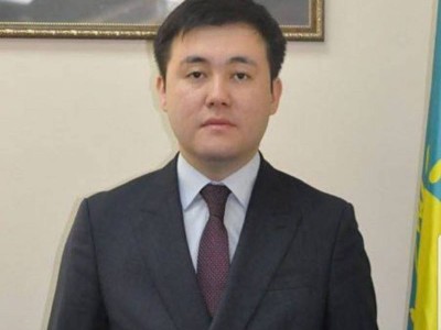 Масаң күйде қоғамдық орынға барған шенеуніктің басы дауға қалды.