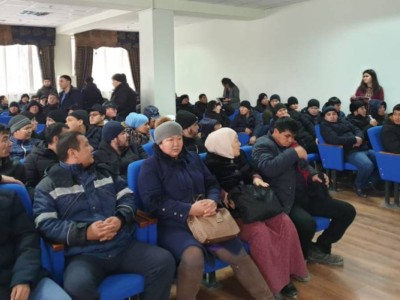 200-ге жуық Жаңаөзендік жергілікті әкімдікке талап қойып отыр.