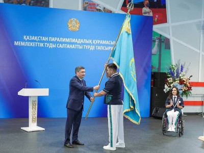 Олжас Бектенов Паралимпиада ойындарына қатысатын спортшыларға мемлекеттік туды табыс етті.