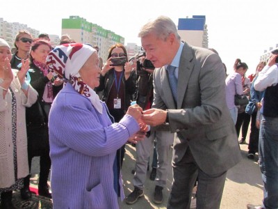 Ахметов Семейдегі көпбалалы отбасыларға жалға берілетін пәтерлерді сыйға тартты.