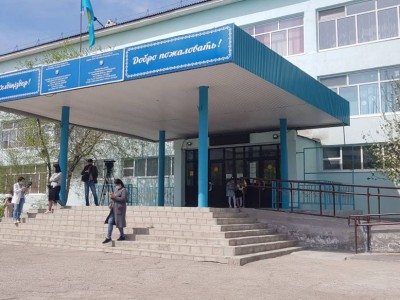 Ақтөбеде оффлайн оқуға қарсы ата-аналар шу шығарды.