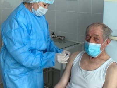Ақтөбеде 93 жастағы қария вакцина салдырды.